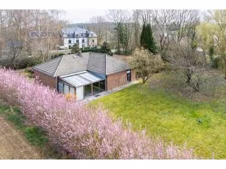 au calme  plain-pied à fort potentiel à moderniser