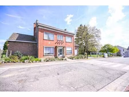 propriété 4f avec terrain à marneffe!