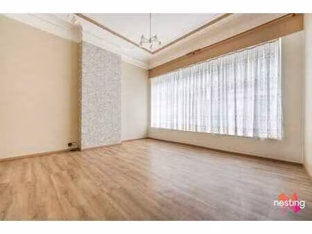 quartier européen - beau souplex 2 chambres + jardin