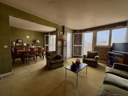 appartement 4 pièces  avec box  cave et place de parking en extérieur. tout à pied !!