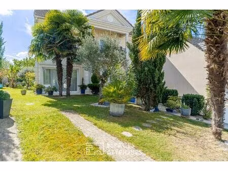 la villa contemporaine avec jardin paysager et dépendances