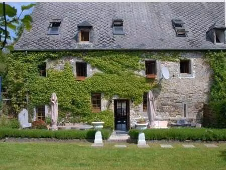 dépendance de château en pleine nature