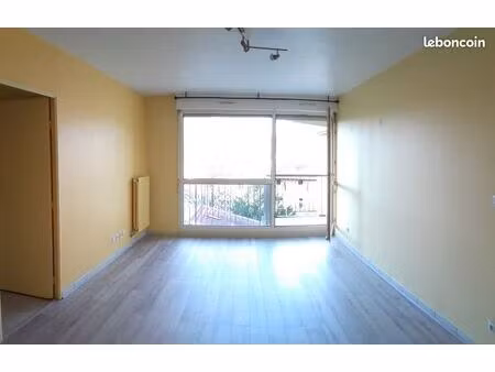 location t2 oullins centre