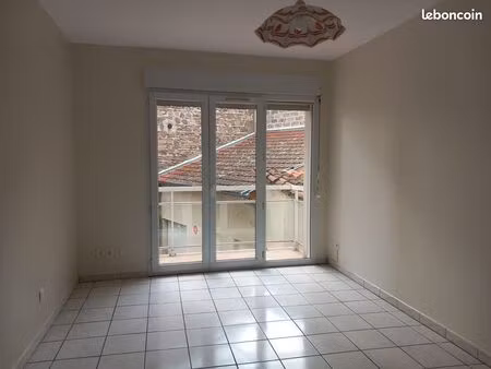 t2 50m2 centre de feurs - balcon  ascenseur - sans frais d'agence