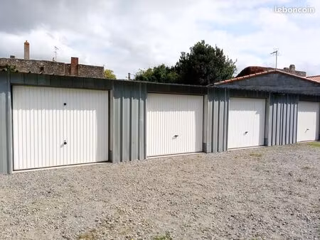 garage  box  garde meuble  cave de 22 m2