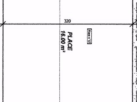 très large place de parking en sous-sol  sécurisée par portail et vidéosurveillance