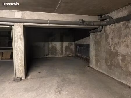 loue parking lyon valmy 18m²