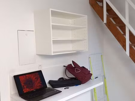 studio avec. mezzanine pour coin nuit