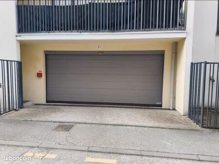 parking videosurveillé à cergy