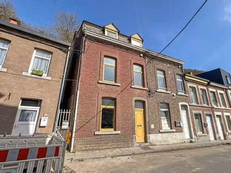 maison 2-3 chambres av cour et jardin  à rénover