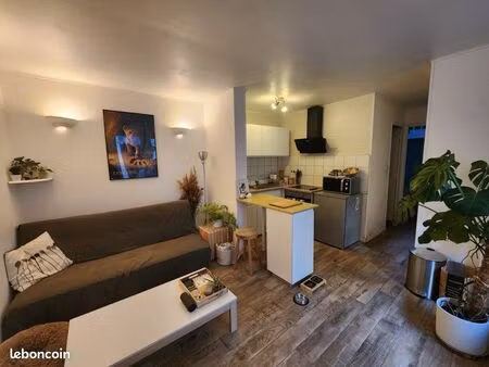 f2 bis avec petite cour et cellier