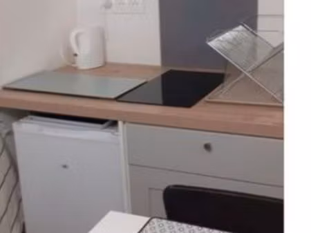 loue belle chambre meublée