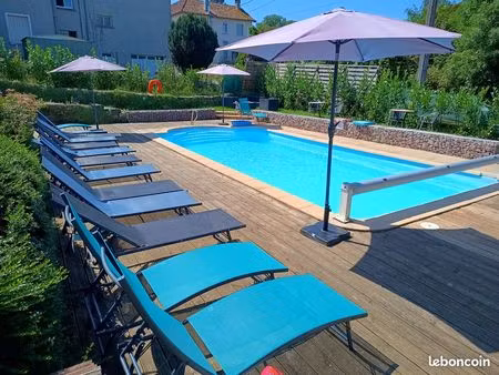 vaste ferme avec 5 grands appartements + une piscine extérieure + un grand bâtiment pour s
