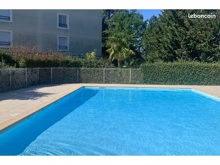 t2 avec terrasse 38 m² + piscine + 2 stationnements à meyzieu