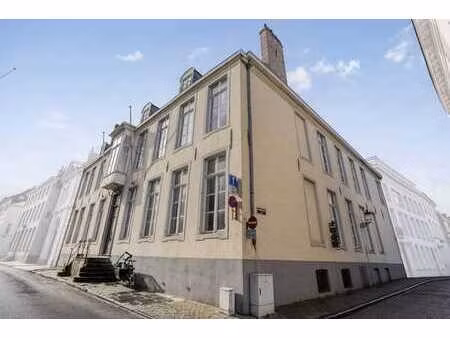 bureau monumental (769 m²) à louer au cœur de bruges.