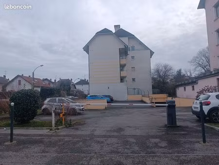 grande place de parking extérieure sur parking sécurisé avec barrière - pour stationnement