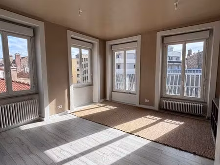 appartement lumineux 55 m² place jean jaurès sans vis à vis
