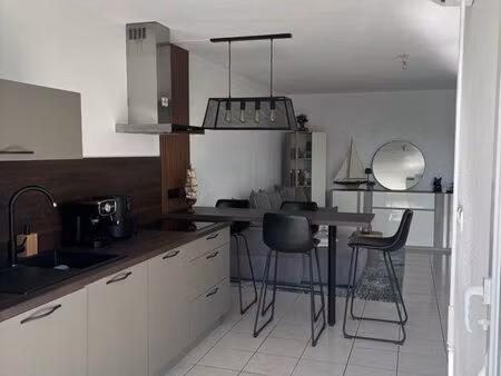 t2 meublé lumineux avec piscine