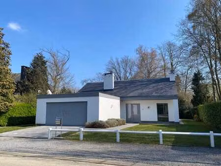 belle maison de plain-pied rénovée avec grand jardin et gara