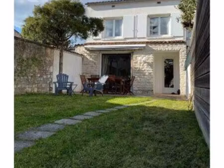 location meublée maison de ville avec jardin et garage