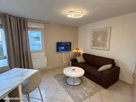 très beau studio avec place parking privée