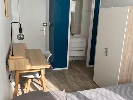 chambre dans vaste appartement rénové