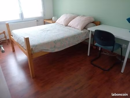 chambre lumineuse et calme  proximité commodités disponible debut septembre