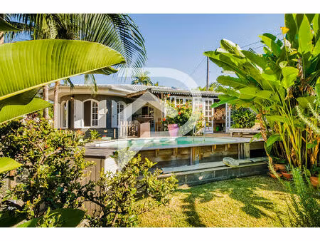 villa de charme rénovée avec cachet créole et confort contemporain