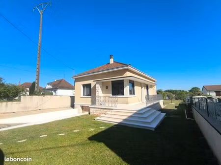 maison rénovée 2020 – 105 m² – 3 ch – terrain 1200 m² – à 400 m du lac de la forêt