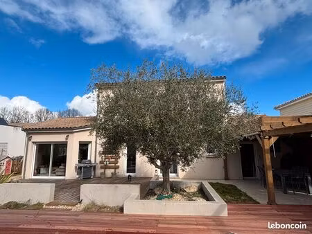 maison familiale 131 m² avec piscine et vue dégagée – quartier calme – smarves