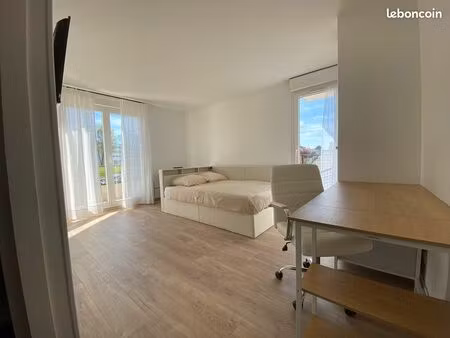 studio meublé 24m² – rénové à neuf – 3 minutes de la gare de plaisir-grignon