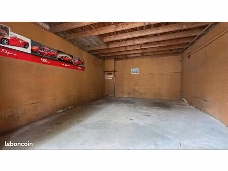 garage 22 m² dans une cour sécurisée