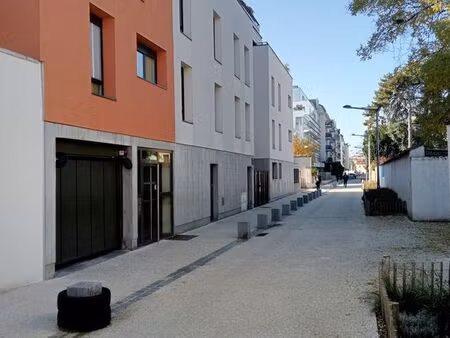 loue t3 de 70 m2 + terrasse + cave + 2 boxes fermés