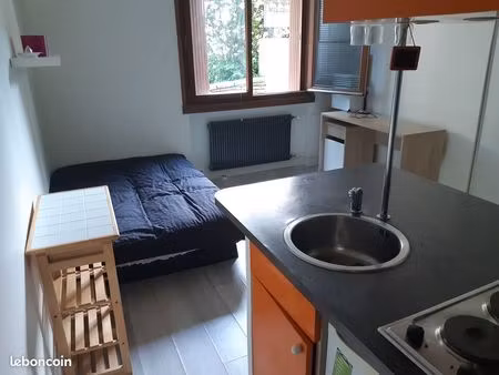 studio meublé 18 m2-ecully-calme  parc  piscine  tennis