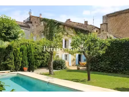 dans un village typique du haut-var  une maison du 17e s. et son jardin clos avec piscine