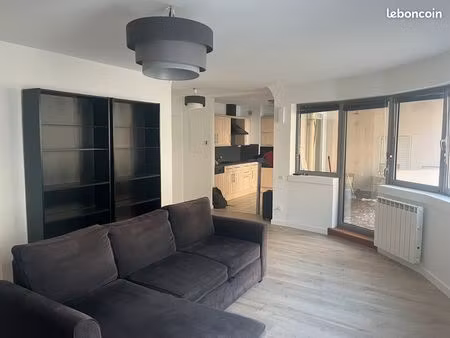 loue t2 meublé  récemment rénové  à proximité de la part dieu