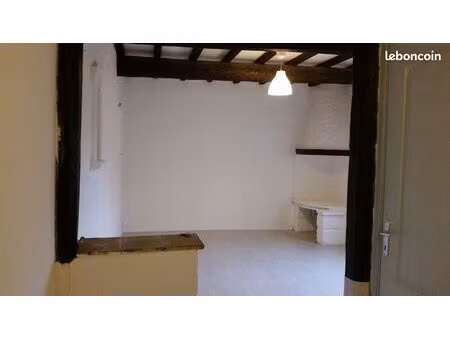 loue à l'année p2 aimargues 46 m2 centre ville