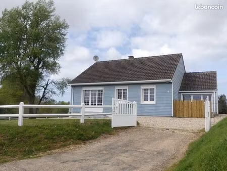 jolie maison de trois chambres