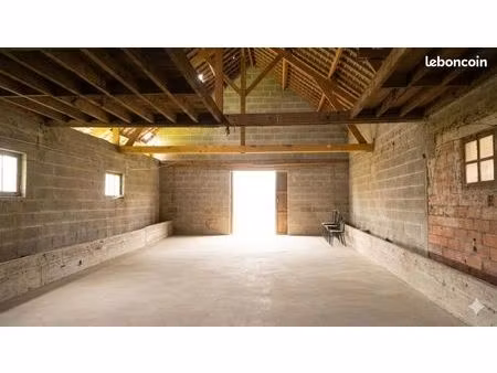 hangar 160m2 + mezzanine 80m2 au nord-est de fougères