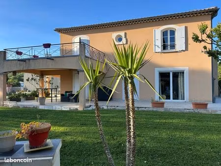 maison 220 m² avec piscine et grand terrain