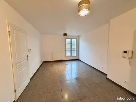 f2 près de la gare de rambouillet