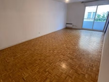 t3 72 m² + balcon – emplacement premium république – proche métro