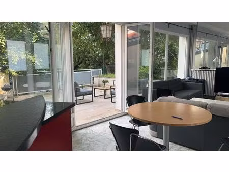 petit immeuble avec extérieur