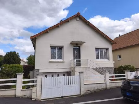 maison située dans le centre de combourg