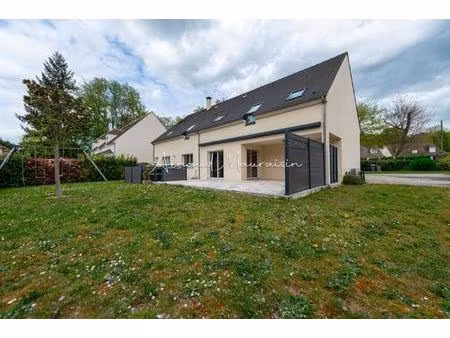 maison récente lumineuse avec de beaux volumes