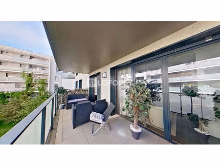 monplaisir : t2 lumineux avec terrasse et box