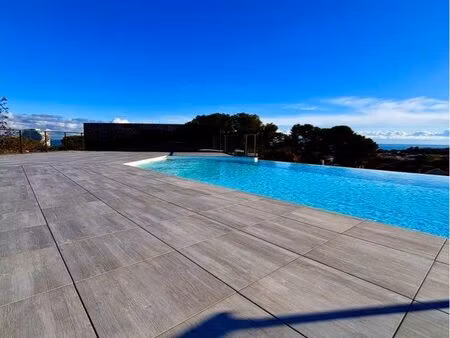 appartement 2 pièces avec piscine sur le toit