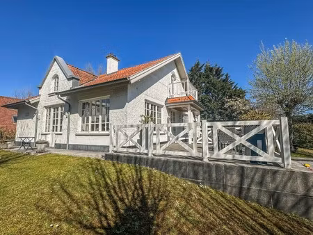 uiterst rustig gelegen karaktervolle villa nabij oostduinkerke-bad.