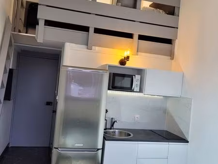 studio entièrement rénové  situé au second et dernier étage d'une petite résidence calme e