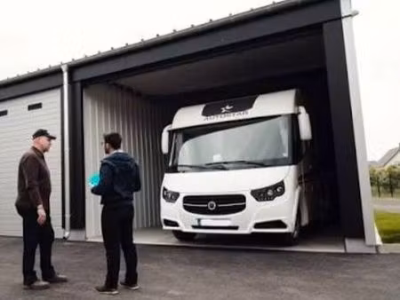 place dans garage pour camping car